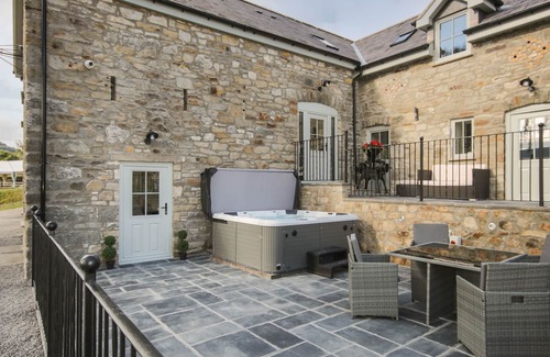 Acrefair Cottage | SUN TREVOR BARN 1, pet friendly, with hot tub in Llangollen