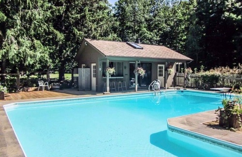 Hollowville House | Sunbeam Lodge: Pool+Hot Tub, 50 Acres, ‘70s Oasis