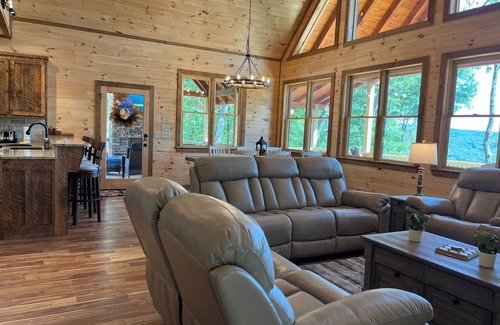 Cherry Log Cabin | Sunbeam Mt Vista Panoramic View Hot Tub Game Room Pet Friendly