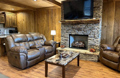 Cherry Log Cabin | Sunbeam Mt Vista Panoramic View Hot Tub Game Room Pet Friendly
