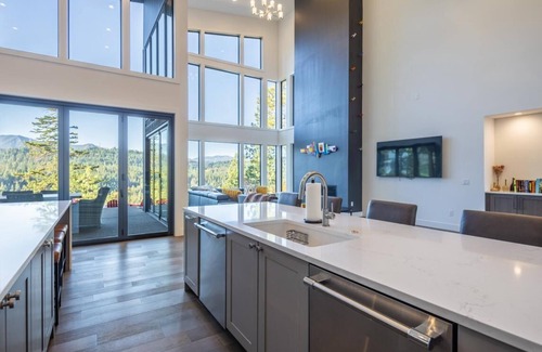 Cle Elum House | Suncadia 7 Bdrm Home with Amazing View and a Hot Tub