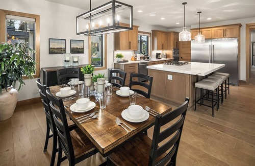 Cle Elum House | Suncadia's Premier 6BR Retreat! On the Course - Walk to the Winery!