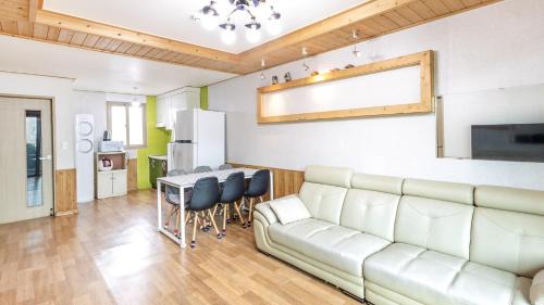 Tarimok House | suncheon romance pension