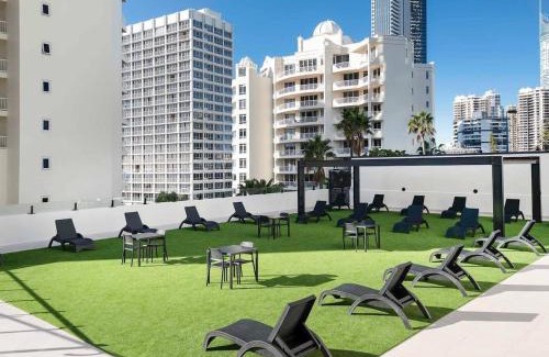 Surfers Paradise Apartment | Suncoast Comfort - Steps to Surfers Paradise Beach