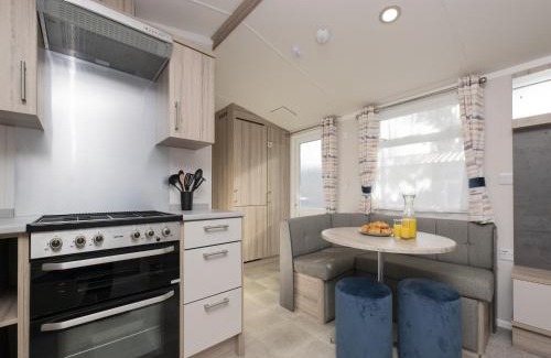 Looe House | Suncrest Plus Caravan by Belvilla