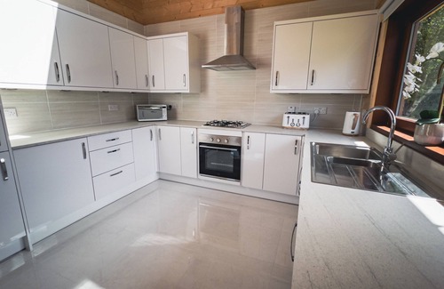 Morpeth Apartment | Sundance Lodge - Spacious Lodge - Hot Tub!