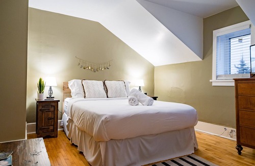 Grey Highlands Cabin | Sundance of Blantyre Ski Lodge w/Private Hot Tub & Sauna House