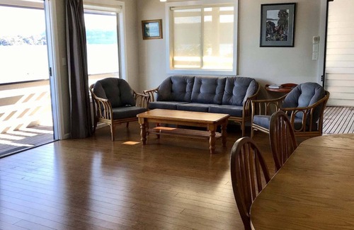 Little Wobby Cabin | "SUNDECK LODGE" Waterfront. Sleeps 11. Awesome. HAWKESBURY/COWAN/PITTWATER