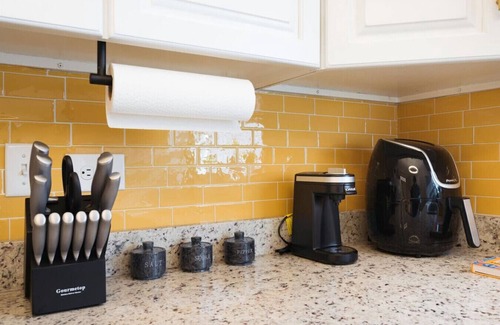 Brighton Park Apartment | Sunflower Apt 10 Min from Downtown Chicago - Sleeps up to 6