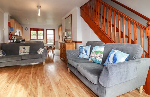 St Issey Cottage | SUNFLOWER COTTAGE, family friendly, with a garden in St Issey
