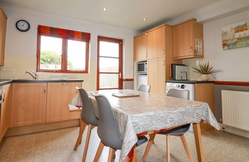 St Issey Cottage | SUNFLOWER COTTAGE, family friendly, with a garden in St Issey