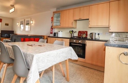 St Issey Cottage | SUNFLOWER COTTAGE, family friendly, with a garden in St Issey