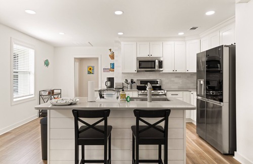 Saint Simons Heights Cottage | Sunflower Hideaway -Walk to eats, bike to beach, pet friendly, Relaxed backyard.