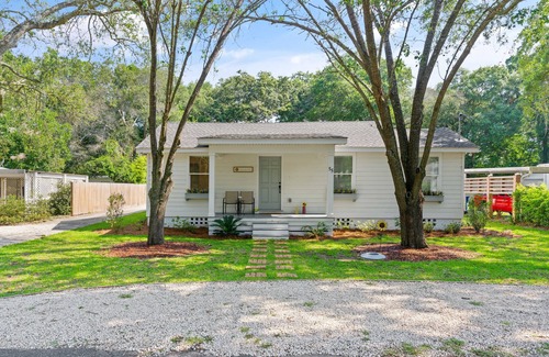 Saint Simons Heights Cottage | Sunflower Hideaway -Walk to eats, bike to beach, pet friendly, Relaxed backyard.