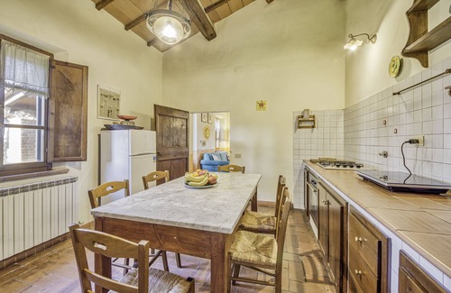 Castiglione del Lago Apartment | Sunflower apt with shared pool family fun, Castiglione del Lago, Italy
