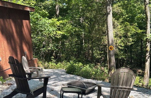 Innsbrook Ski Chalet | Sunflower Valley in Innsbrook Missouri that sleeps 10 comfortably. Fur babies ok