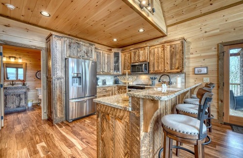 Cherry Log Cabin | Sunglow Mt Vista - Pet friendly-Mountain View- Hottub-