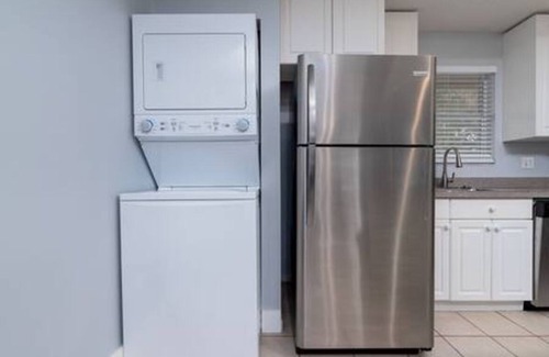 Wilton Manors Apartment | Sunlit 2/2 Oasis in Wilton Manors w. Spacious Pool