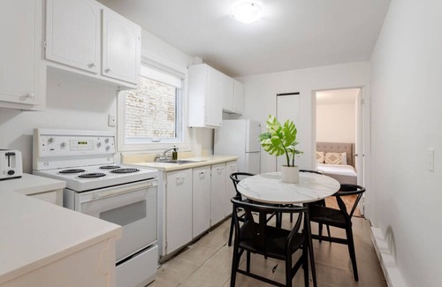 Plateau Mont Royal Apartment | Sunlit 2BR in Plateau Mont-Royal | Downtown