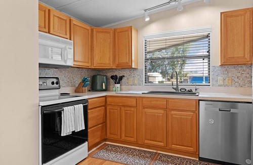 Silver Lake House | Sunlit 2BR w/Lanai ~ Golf Cart Path