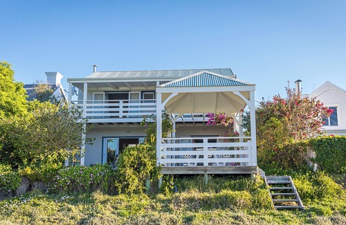 Knysna Central House | Sunlit 3-bedroom house in a secure marina estate in Knysna