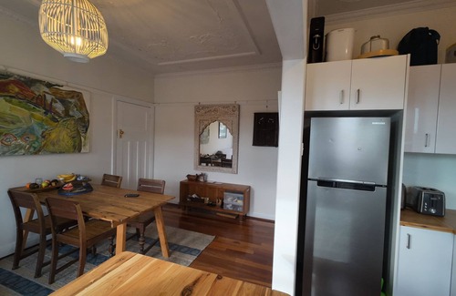 Randwick Apartment | Sunlit beach retreat.