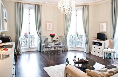 Quartier Sainte-Avoye Apartment | Sunlit & Elegant with Balcony - Marais/Montorgueil
