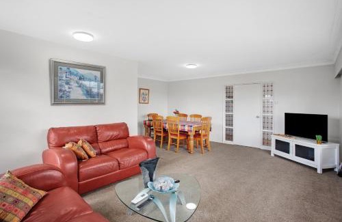 Greenlane - Ellerslie House | Sunlit Glow Home with Parking and Air-con
