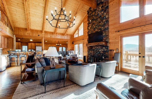 Steamboat Springs House | Sunlit Lodge on the Elk River with Water Access & Firepit - Great for Fishing