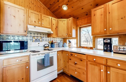 Steamboat Springs House | Sunlit Lodge on the Elk River with Water Access & Firepit - Great for Fishing