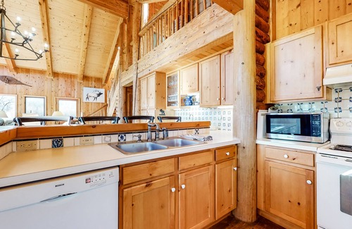 Steamboat Springs House | Sunlit Lodge on the Elk River with Water Access & Firepit - Great for Fishing