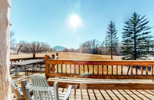 Steamboat Springs House | Sunlit Lodge on the Elk River with Water Access & Firepit - Great for Fishing
