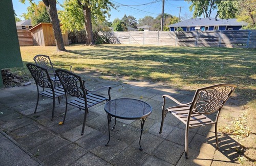 Brooklyn Center House | Sunlit Oasis: Family Friendly Suburban Private 4 Bedroom Retreat