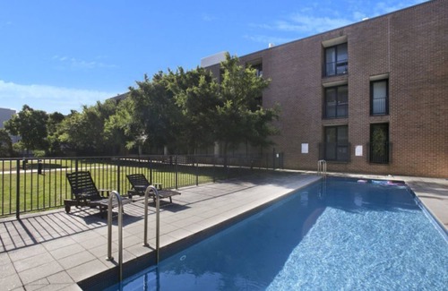 Randwick Apartment | Sunlit & Peaceful Contemporary Apartment