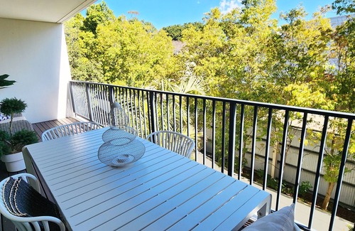 Randwick Apartment | Sunlit & Peaceful Contemporary Apartment