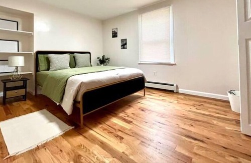 Westside Norwich House | Sunlit Retreat 2 Bed 8 min Mohegan 17 min Foxwoods