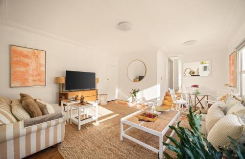 Brighton-le-Sands Apartment | Sunlit Retreat Close to Cafes and Beach