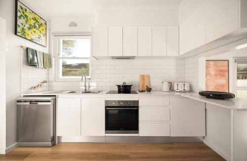 Brighton-le-Sands Apartment | Sunlit Retreat Close to Cafes and Beach