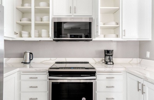 San Jose Apartment | Sunlit Santana Row 2BR w/Gym & Pool, nr highways, by Blueground