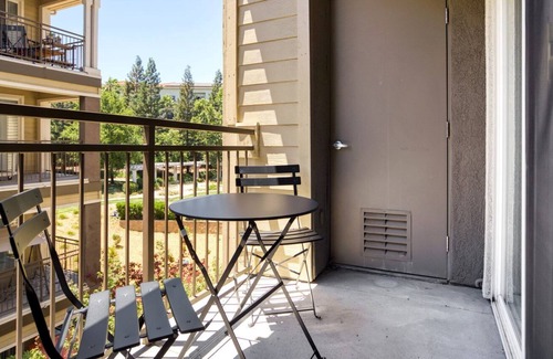 Walnut Creek Apartment | Sunlit Walnut Creek 1BR w/ Gym & W/D, near FB & Google, by Blueground