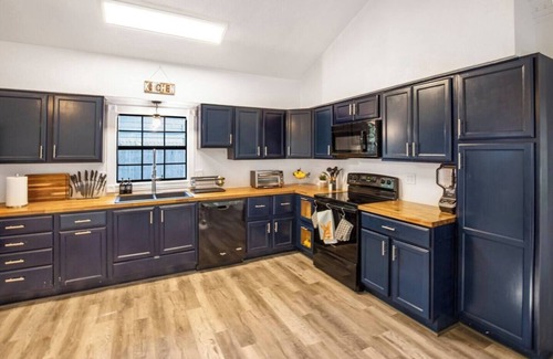 Friendswood House | Sunmeadow Manor Retreat