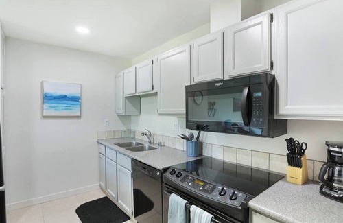 Point Loma Heights Condo | Sunny 1 BR, W/D, Pool, Resort Amenities