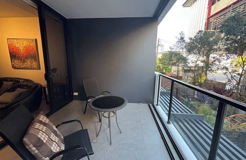 South Brisbane Apartment | Sunny 1BR in South Bank Great Location