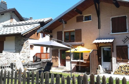 Pralognan-la-Vanoise Ski Chalet | Sunny 2-Bedroom Chalet with Garden, Near Shops and Ski Lifts