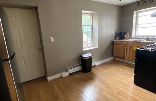 Evanston Apartment | Sunny 2-bedroom apartment with In-Unit Laundry & Balcony in Evanston