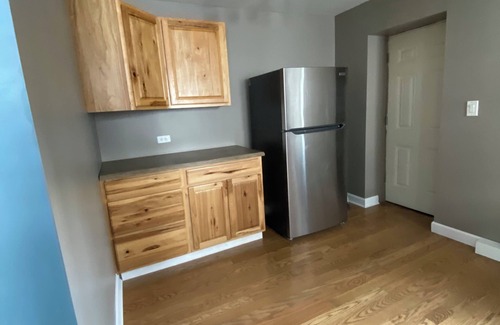 Evanston Apartment | Sunny 2-bedroom apartment with In-Unit Laundry & Balcony in Evanston