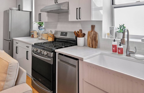 Williamsburg Apartment | Sunny 3-BR w/AC near Newtown Creek Nature Walk — East Williamsburg Gem