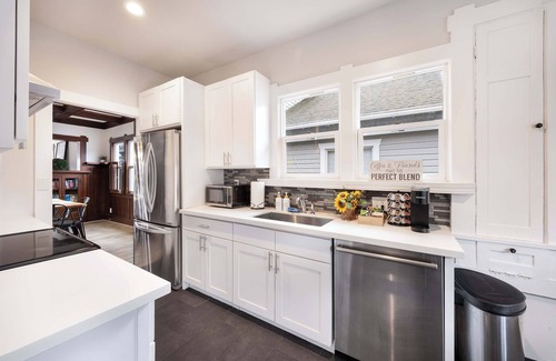 Wallingford Apartment | Sunny 3BR Home Near UW & Children Hospital | Gym