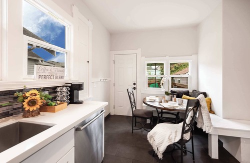 Wallingford Apartment | Sunny 3BR Home Near UW & Children Hospital | Gym