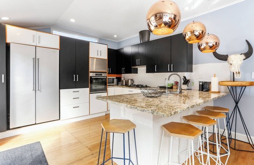 Parnell House | Sunny all year, Private swimming pool by the bay and parks